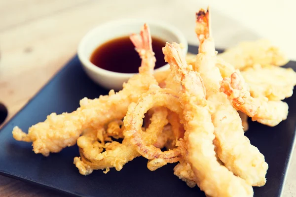 Close up of deep-fried shrimps and soy sauce — Stock Photo, Image