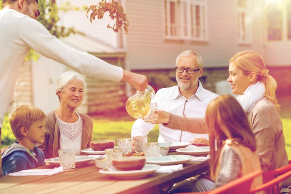 Gelukkige familie vakantie diner buiten hebben — Stockfoto