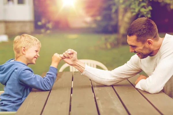 Familia feliz en frente de la casa al aire libre —  Fotos de Stock