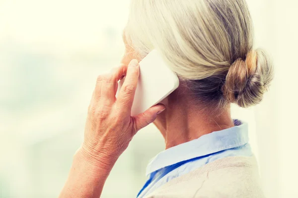 Закрытие пожилой женщины, звонящей на смартфон — стоковое фото