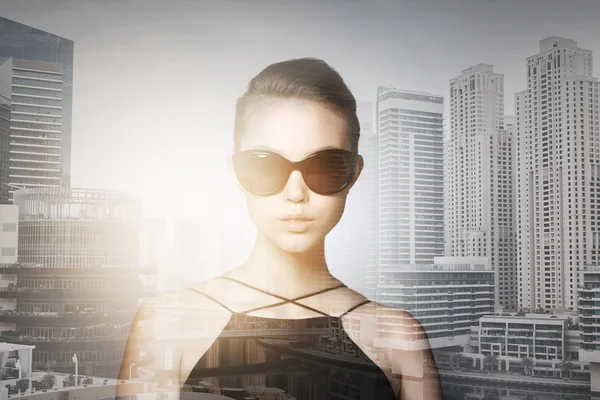 Schöne junge Frau in eleganter schwarzer Sonnenbrille — Stockfoto