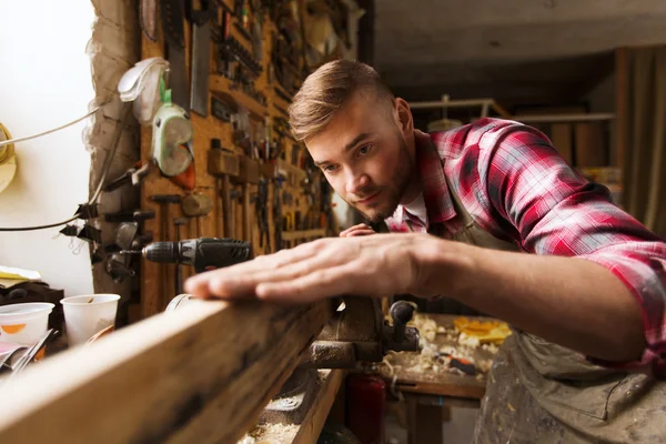 Menuisier travaillant avec des planches de bois à l'atelier — Photo