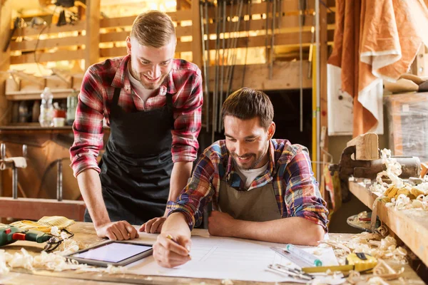 Operai con tablet pc e cianografia in officina — Foto Stock