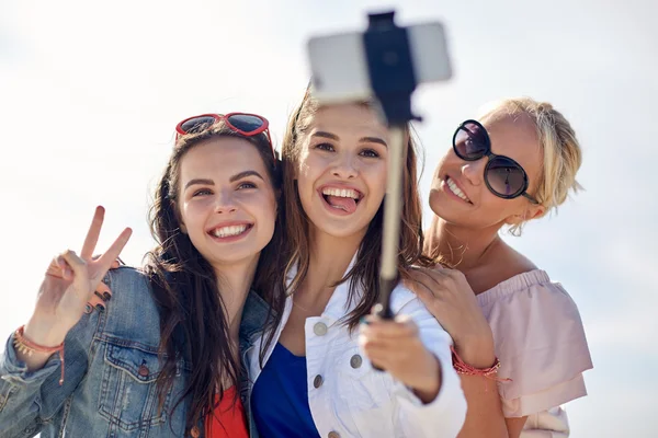 Groupe de femmes souriantes prenant selfie sur la plage — Photo