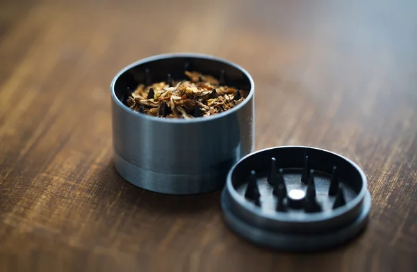 Close-up de maconha ou tabaco e moedor de ervas — Fotografia de Stock