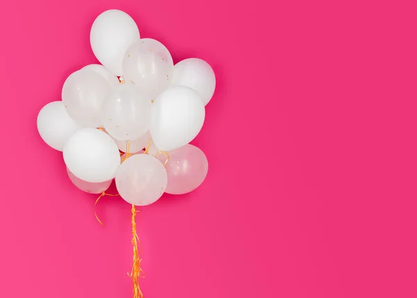 白色的氦气球在粉红色的特写 — 图库照片