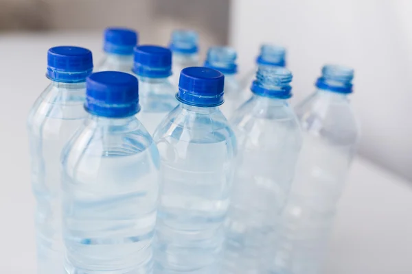 Fermer les bouteilles d'eau potable sur la table — Photo