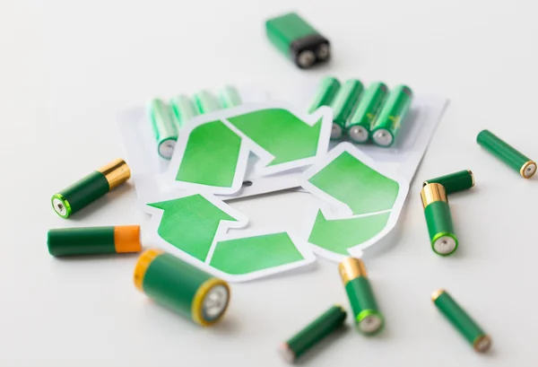 Nahaufnahme von Batterien und grünem Recycling-Symbol — Stockfoto