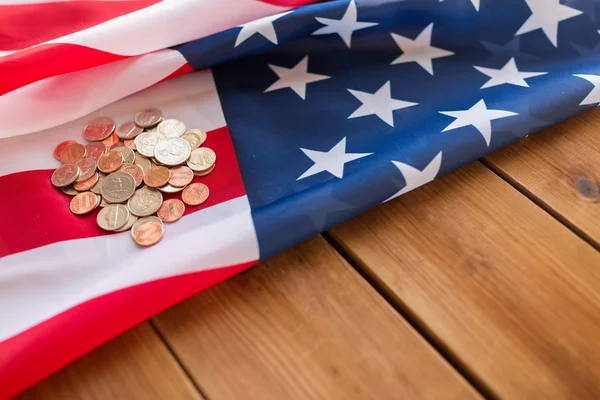 Zbliżenie na amerykańską flagę i pieniądze na drewno — Zdjęcie stockowe