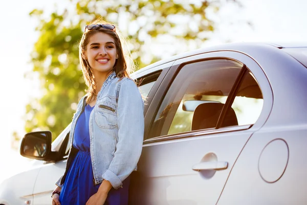 Adolescente feliz o mujer joven en coche — Foto de Stock
