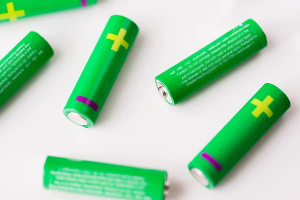 Primo piano delle batterie alcaline verdi — Foto Stock