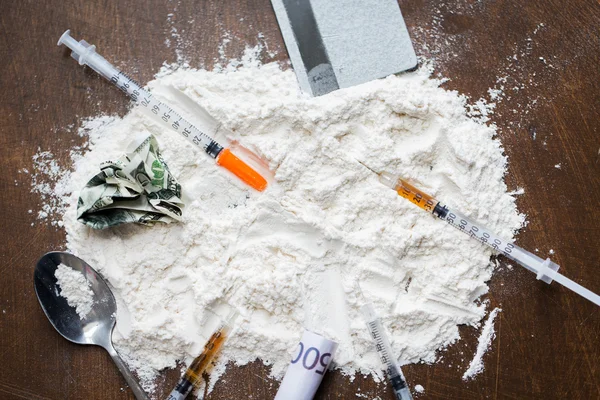 Крупным планом кокаина, денег, ложки и шприца — стоковое фото