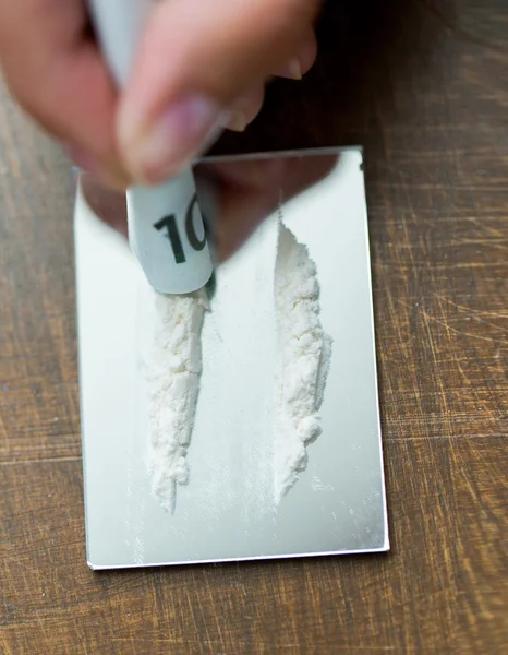 Close up van verslaafde met crack-cocaïne drug dosis — Stockfoto