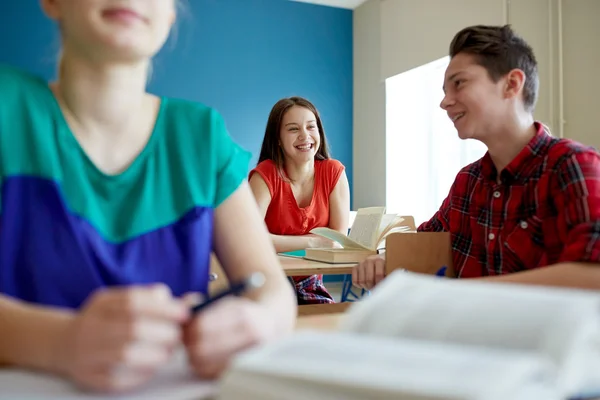 Groupe d'élèves heureux parlant pendant la pause scolaire — Photo