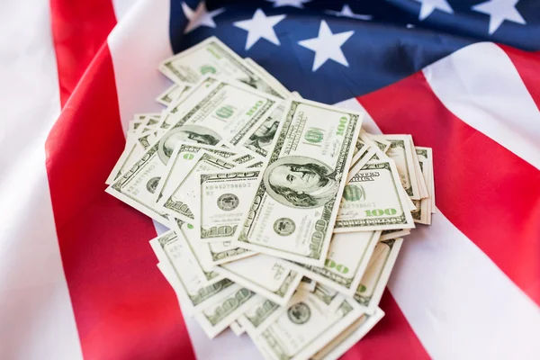 Amerikai zászló és a dollár készpénz pénz a Közelkép — Stock Fotó