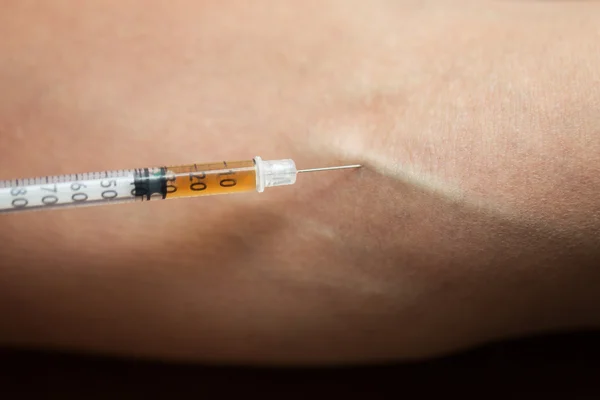 Gros plan de la main toxicomane faisant l'injection de drogue — Photo