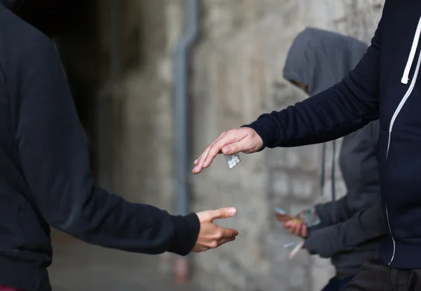 Primo piano della dose di acquisto dei tossicodipendenti da parte dello spacciatore — Foto Stock