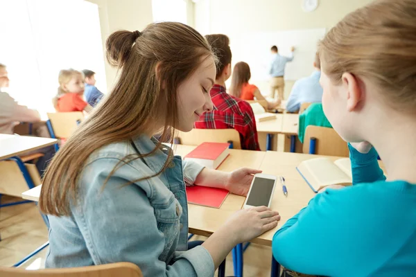 Chicas estudiantes con smartphone en la escuela — Foto de Stock