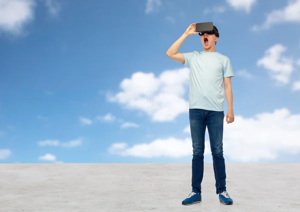 Hombre en auriculares de realidad virtual o gafas 3d —  Fotos de Stock