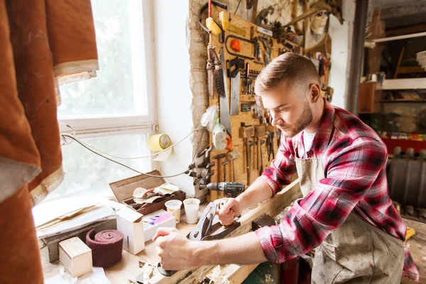 Carpintero trabajando con plano y madera en taller —  Fotos de Stock