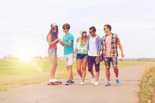 Groep van lachende tieners met skateboards — Stockfoto