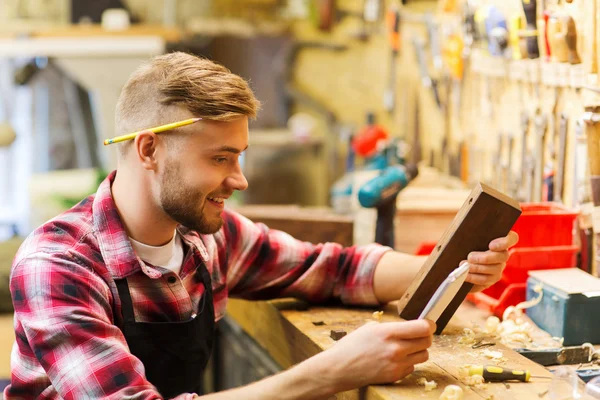 Falegname che lavora con assi di legno in officina — Foto Stock