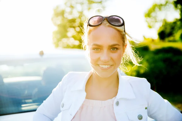 Glückliches Teenager-Mädchen oder junge Frau in der Nähe von Auto — Stockfoto