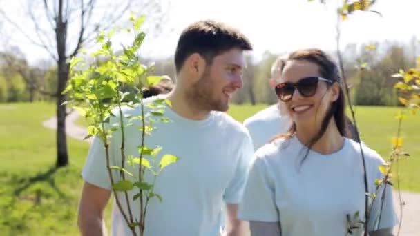 Grupp av volontärer med träd plantor i parken — Stockvideo