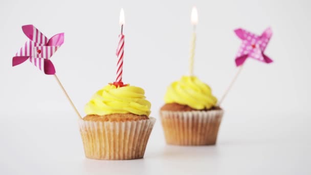 Cupcakes de cumpleaños con vela encendida y molinete — Vídeos de Stock