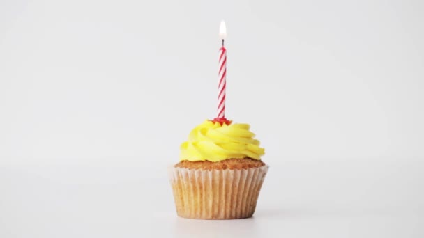 Födelsedag cupcake med brinnande ljus — Stockvideo