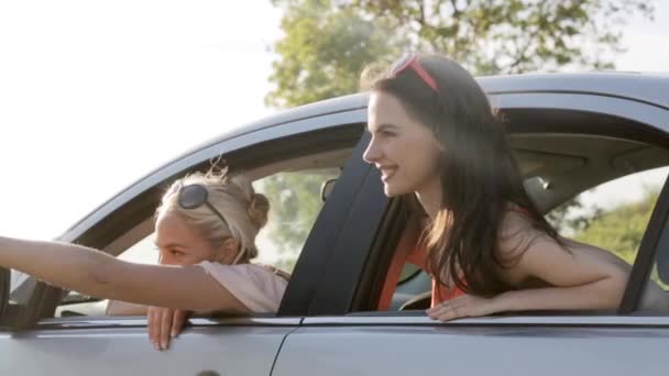 Glücklich Teenager Mädchen oder Frauen im Auto am Meer 11 — Stockvideo