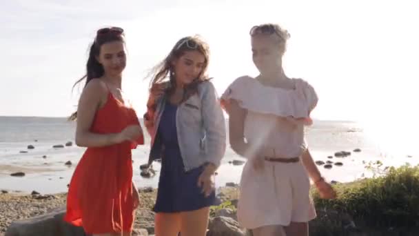 Gruppe lächelnder Frauen oder Mädchen, die am Strand tanzen 31 — Stockvideo