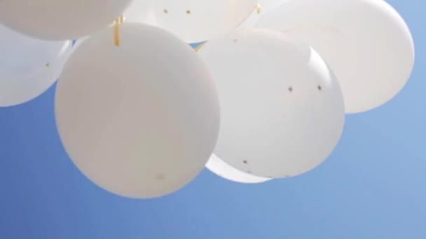 Opgeblazen witte helium ballonnen in blauwe hemel 3 — Stockvideo