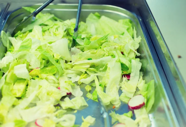 Close up de salada de alface romaine em recipiente — Fotografia de Stock