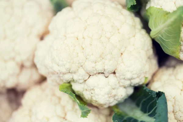 Nahaufnahme von Blumenkohl auf dem Wochenmarkt — Stockfoto