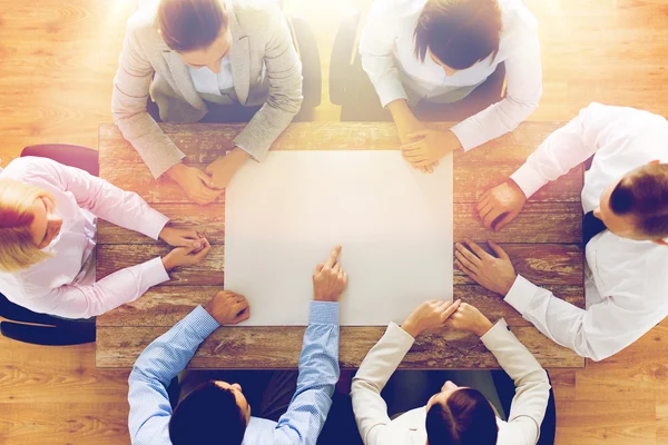 Primer plano del equipo empresarial con papel en la mesa — Foto de Stock