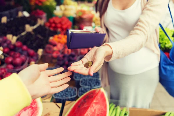 Mulher grávida com carteira comprar alimentos no mercado — Fotografia de Stock