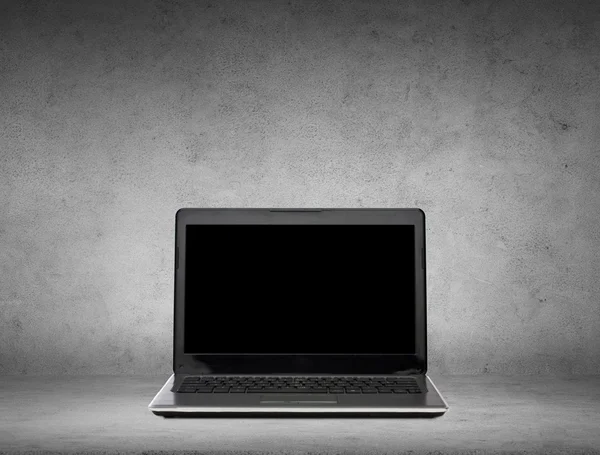 Laptopcomputer met zwart leeg scherm — Stockfoto