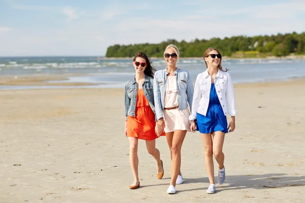 Grupp leende kvinnor solglasögon på stranden — Stockfoto