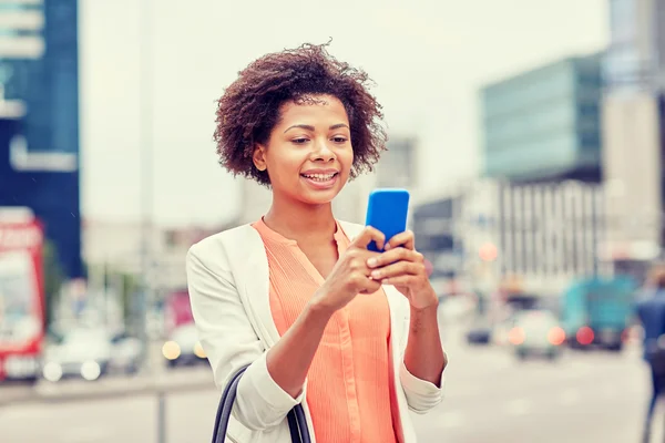 Glada afrikanska affärskvinna med smartphone — Stockfoto