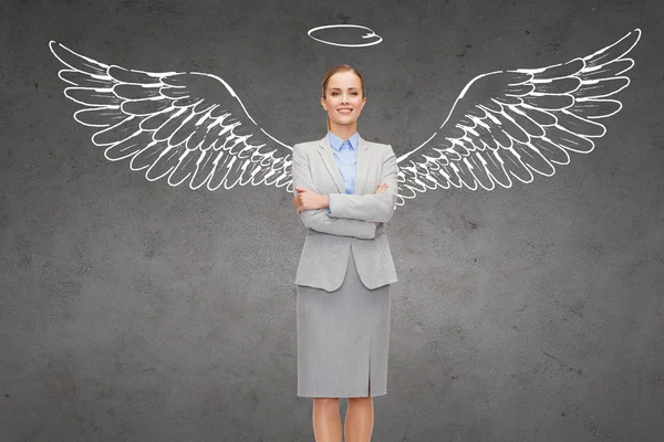 Счастливая деловая женщина с ангельскими крыльями и нимбом — стоковое фото