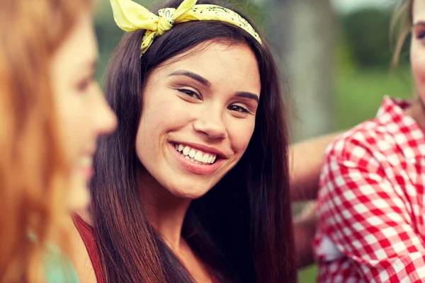 Glad ung kvinna med sällskap utomhus — Stockfoto