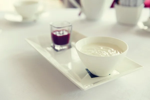 Primer plano de yogur y mermelada en el restaurante — Foto de Stock