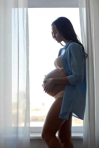 Mulher grávida feliz com barriga nua grande em casa — Fotografia de Stock