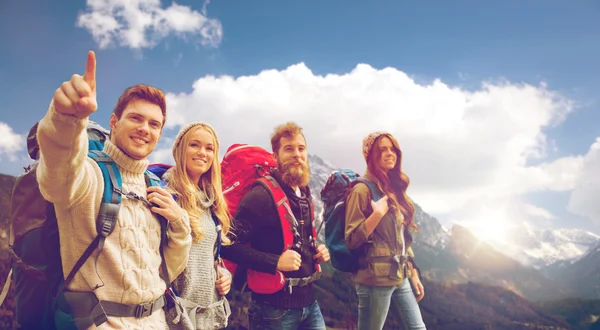 Grupo de amigos sonrientes con mochilas senderismo — Foto de Stock