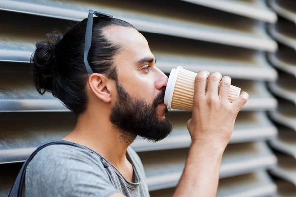 Mann trinkt Kaffee aus Pappbecher auf Straße — Stockfoto