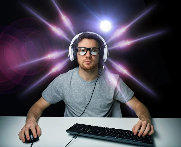 Man in hoofdtelefoon computer video spel — Stockfoto