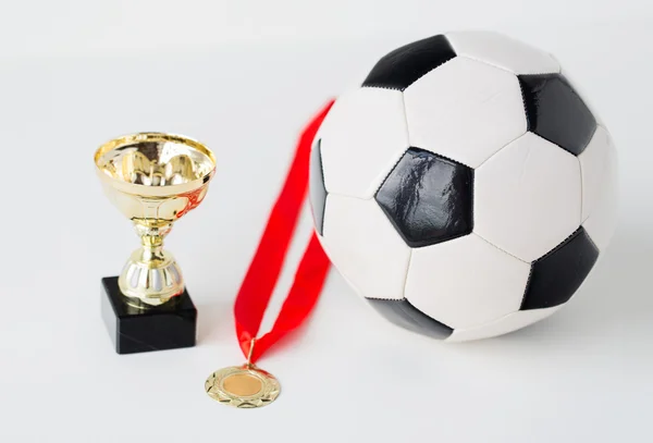 Primer plano de la pelota de fútbol, copa de oro y medalla —  Fotos de Stock