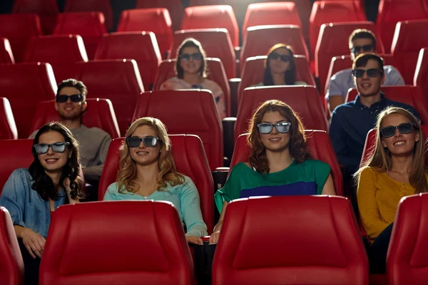 Happy vänner tittar på film i 3d theater — Stockfoto