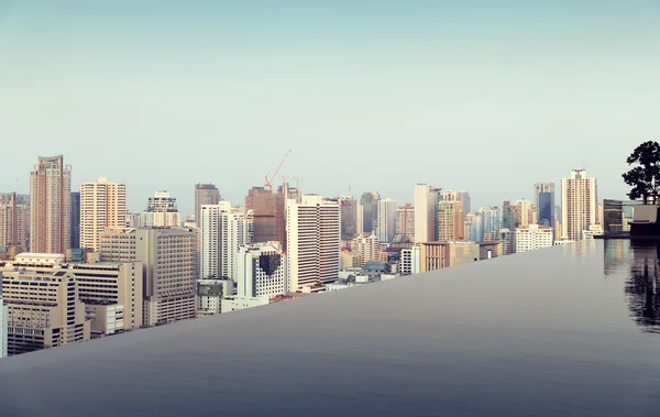 Vista da piscina de borda infinita para a cidade de Bangkok — Fotografia de Stock